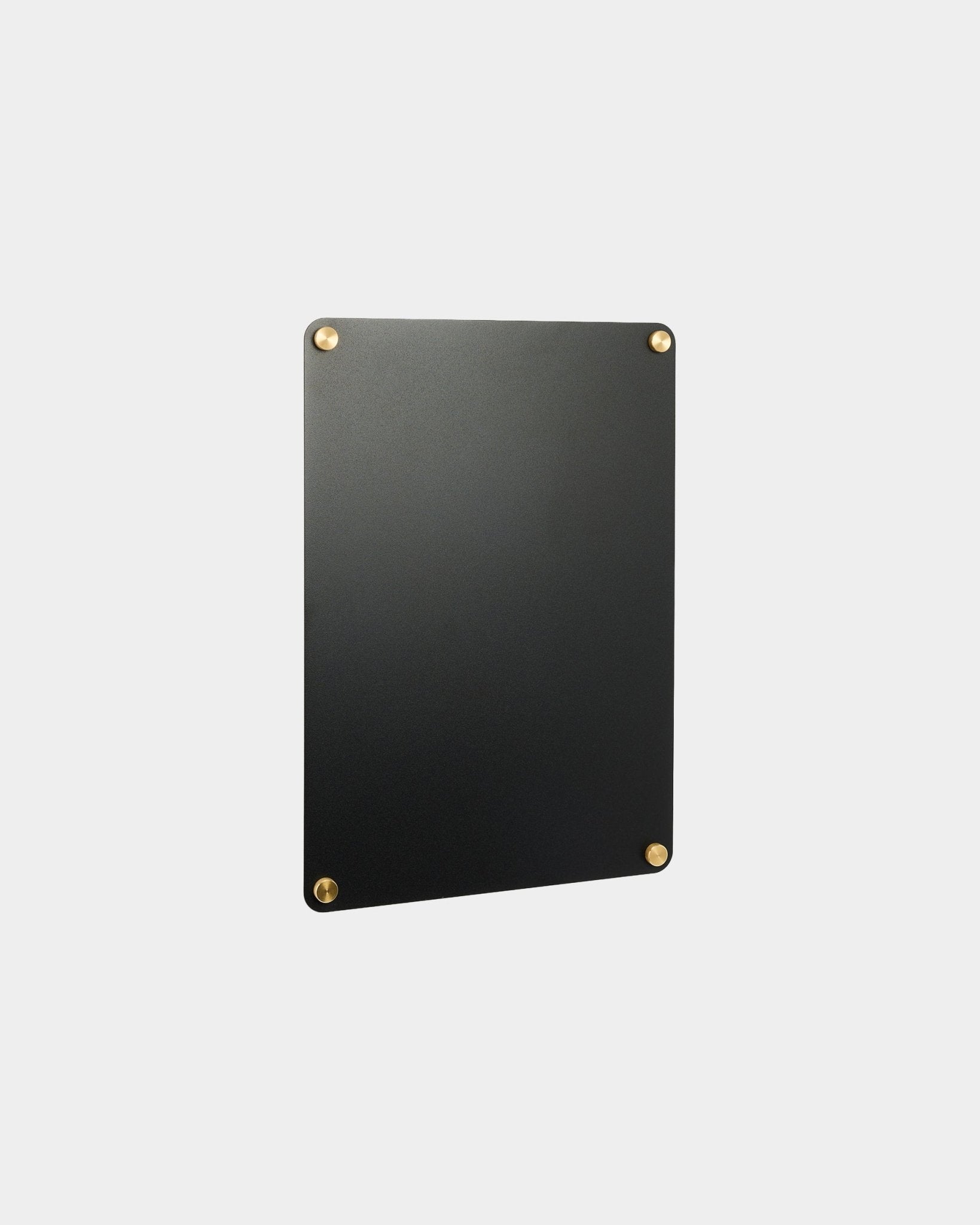 Small Norr Magnettafel von WoodUpp in black, rechteckig mit abgerundeten Ecken und goldenen Schrauben, passend zu den nordischen Akustikpaneel Kollektionen gestaltet.